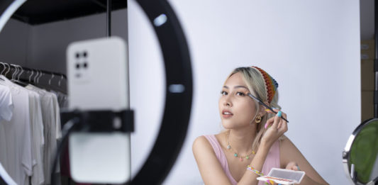 Influenceuse face à son smartphone