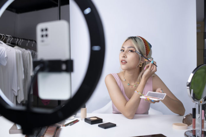 Influenceuse face à son smartphone