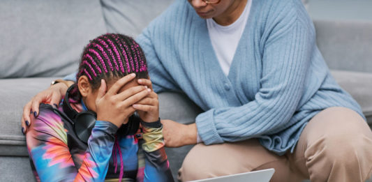 Jeune fille face au cyberharcèlement avec sa mère