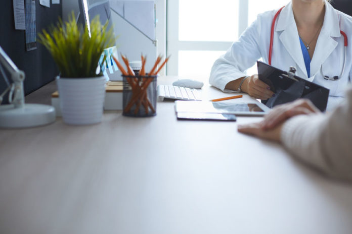 Médecin devant un patient