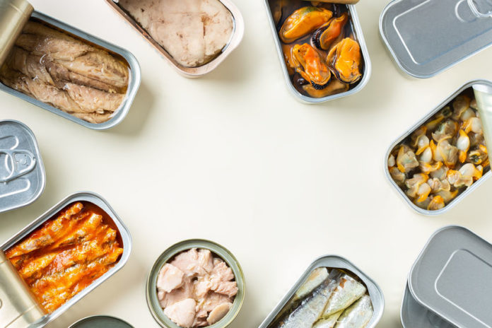 Assortiment de boîtes de conserves de produits de la mer