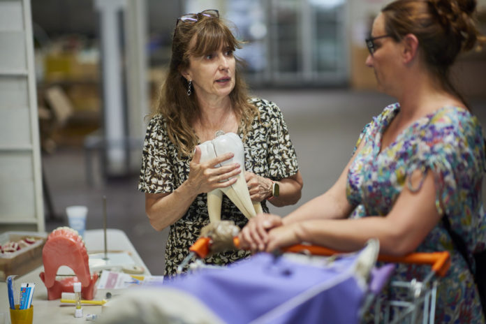 Action de prévention bucco-dentaire organisée par le Secours populaire © Sébastien Rabany / ANDIA.fr