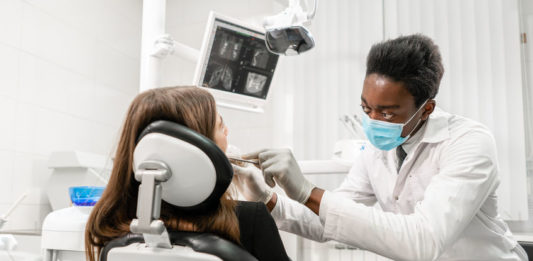 Baisse de la prise en charge des soins bucco-dentaires par la Sécurité sociale © 123 RF