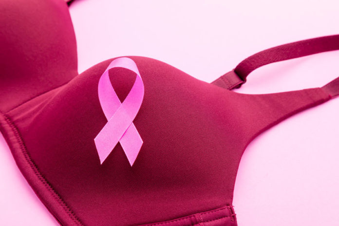 Ruban rose sur un soutien gorge rose pour Octobre rose