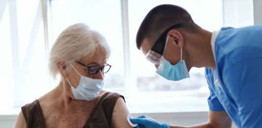 Docteur faisant un vaccin à une femme âgée, 123RF©