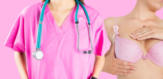 Médecin avec un stéthoscope et femme en soutien-gorge