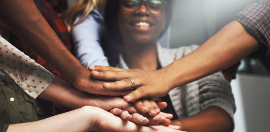 « Il y a une formidable envie d’agir et de s’engager dans la société française », selon Hubert Pénicaud, membre du Conseil d'administration du Mouvement associatif.  © 123 RF