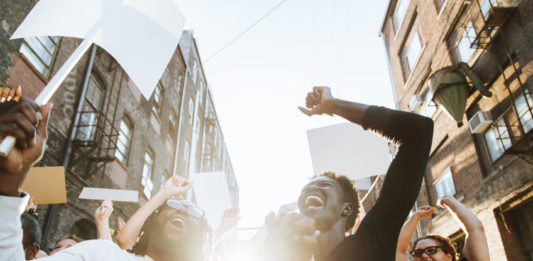 Il faut aussi parfois se battre contre des raccourcis idéologiques comme ceux qui veulent créer une opposition entre migrants et précaires. ©123 RF