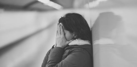 jeune fille le visage dans les mains NB