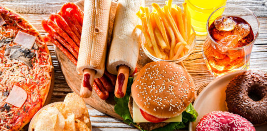 Chips, charcuterie handburger, donuts, frites, coca, pizza