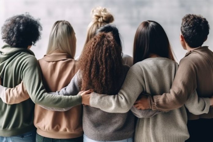 Groupe de jeunes de dos