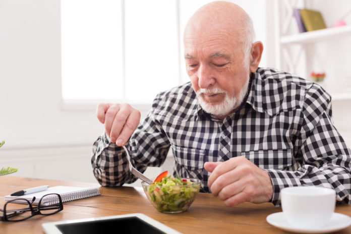 Senior mangeant une salade