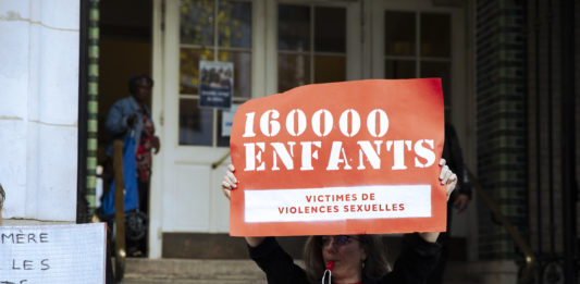 Pancarte 160 000 enfants victimes de violences sexuelles