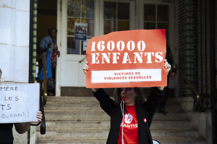 Pancarte 160 000 enfants victimes de violences sexuelles