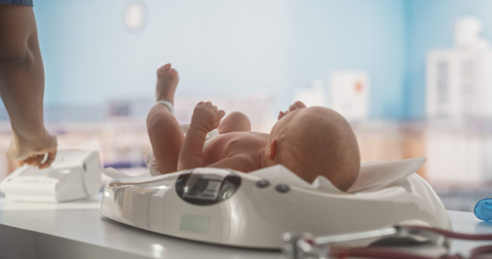 Dans son dernier bilan démographique pour l’année 2023, l'Institut national de la statistique et des études économique (Insee) fait en effet état d’une chute du nombre de naissances en France, de moins 6,6 % par rapport à 2022. © 123 RF