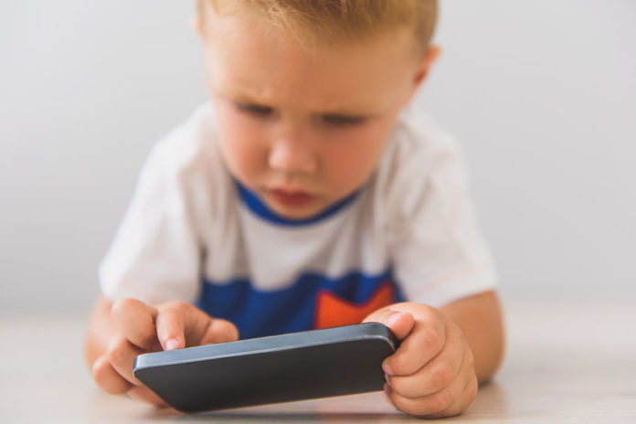 Un rapport d’experts alerte sur la réalité de l’hyperconnexion subie des enfants et les conséquences pour leur santé et leur développement. ©123RF