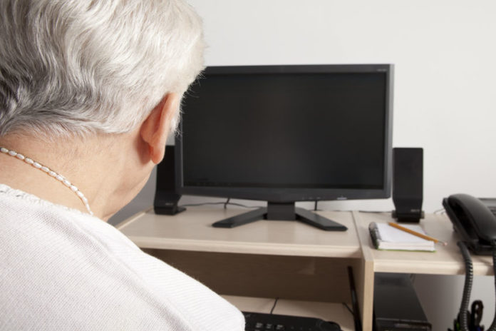 Une personne de 75 ans sur 2 n’a pas accès à Internet. © 123 RF