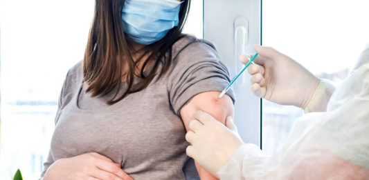 La HAS préconise une vaccination de la maman entre 32 et 36 semaines d’aménorrhée. ©123RF