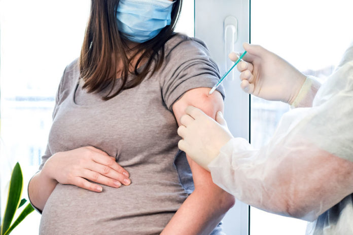 La HAS préconise une vaccination de la maman entre 32 et 36 semaines d’aménorrhée. ©123RF