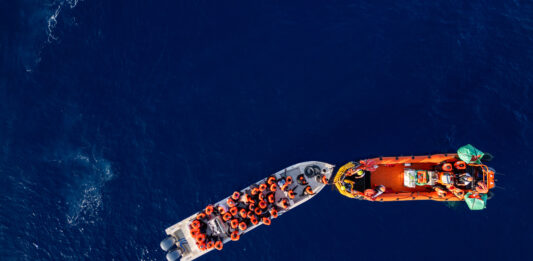 L'année 2023 est l’année la plus meurtrière depuis 2017, avec 3 155 décès et disparitions recensés en Méditerranée. L’Ocean Viking de l'ONG SOS Méditerranée a secouru 2299 personnes en 2023. © Tess Barthes