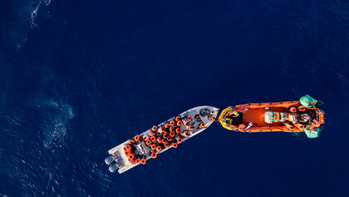 L'année 2023 est l’année la plus meurtrière depuis 2017, avec 3 155 décès et disparitions recensés en Méditerranée. L’Ocean Viking de l'ONG SOS Méditerranée a secouru 2299 personnes en 2023. © Tess Barthes