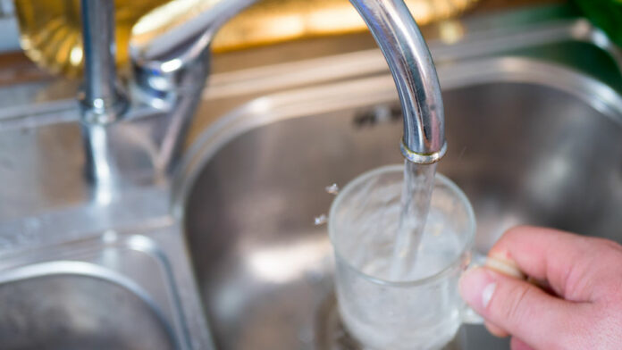 Une étude européenne a démontré la présence, dans des échantillons d’eau potable de TFA, qui fait partie des produits chimiques PFAS. © 123 RF