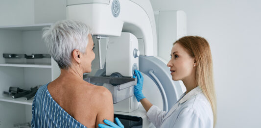 En France, moins d’une femme sur deux de 50 à 74 ans participe au dépistage du cancer du sein.