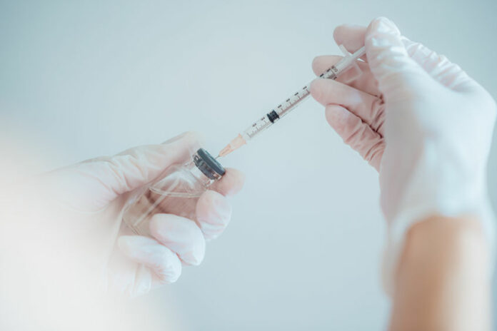 La Haute Autorité de santé (HAS) recommande la vaccination des personnes immunodéprimées de 18 ans et plus et de tous les adultes de 65 ans et plus avec le vaccin Shingrix.