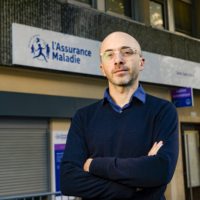 Depuis sa création en 1945, la Sécu fera constamment l’objet d’attaques visant à la fois ses prestations et sa gestion démocratique par les usagers. Aujourd’hui ces deux piliers sont fragilisés au point de faire vaciller le système de santé. Or, pour Simon Arambourou membre du Collectif Nos Services Publics, il est possible de restaurer notre système de protection sociale en revenant à ses principes fondateurs.