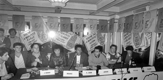 Conférence de presse pour SOS Racisme, le 23 avril 1985, à Paris. (Photo de Frédéric Reglain /Gamma-Rapho /Getty Images)