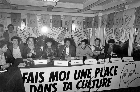 Conférence de presse pour SOS Racisme, le 23 avril 1985, à Paris. (Photo de Frédéric Reglain /Gamma-Rapho /Getty Images)