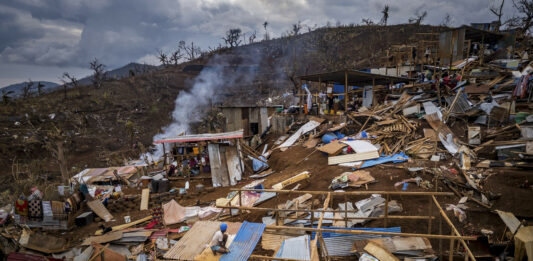 Maisons détruites par le cyclone Chido à Mayotte, le jeudi 19 décembre 2024. La situation désastreuse que connaît l’île suite à la catastrophe démontre la fragilité extrême de ses habitants. © Sergey Ponomarev/The New York Times-Redux-REA