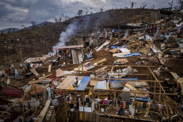 Maisons détruites par le cyclone Chido à Mayotte, le jeudi 19 décembre 2024. La situation désastreuse que connaît l’île suite à la catastrophe démontre la fragilité extrême de ses habitants. ©SERGEY PONOMAREV/The New York Times-REDUX-REA Maisons détruites par le cyclone Chido à Mayotte, le jeudi 19 décembre 2024. La situation désastreuse que connaît l’île suite à la catastrophe démontre la fragilité extrême de ses habitants. © Sergey Ponomarev/The New York Times-Redux-REA