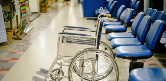 « Beaucoup de personnes handicapées renoncent à leur consultation en découvrant sur place que le cabinet n’est pas adapté à leurs besoins », rappelle Karine Pouchain-Grepinet, conseillère nationale santé d'APF France handicap. © 123 RF