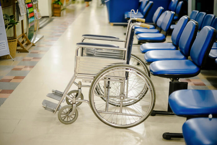 « Beaucoup de personnes handicapées renoncent à leur consultation en découvrant sur place que le cabinet n’est pas adapté à leurs besoins », rappelle Karine Pouchain-Grepinet, conseillère nationale santé d'APF France handicap. © 123 RF