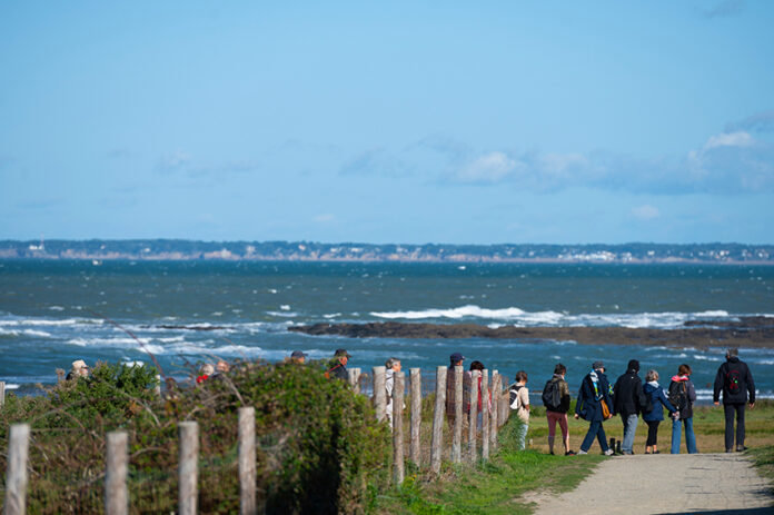 La mutuelle organise régulièrement des balades santé, à l'instar de celle dont le thème était « Marche et alimentation » proposée par la Mutuelle MCRN en partenariat avec la Mutualité Française des Pays de Loire, à Préfailles (44), Pointe St Gildas, en octobre 2023. © Mutuelle MCRN