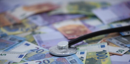 De manière unanime, les organismes complémentaires s’insurgent contre cette nouvelle taxe exceptionnelle de 1 milliard d’euros annoncée par Catherine Vautrin, soulignant que cela viendrait directement alourdir le budget santé des ménages. ©123RF