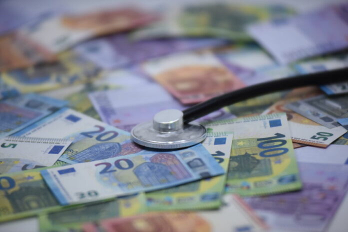 De manière unanime, les organismes complémentaires s’insurgent contre cette nouvelle taxe exceptionnelle de 1 milliard d’euros annoncée par Catherine Vautrin, soulignant que cela viendrait directement alourdir le budget santé des ménages. ©123RF