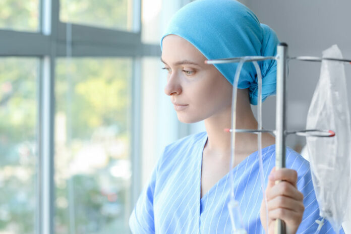 Woman undergoing chemical therapy course in clinic On constate une augmentation inquiétante de l’incidence des cancers gastro-intestinaux chez les jeunes adultes âgés de 20 à 49 ans. © 123RF