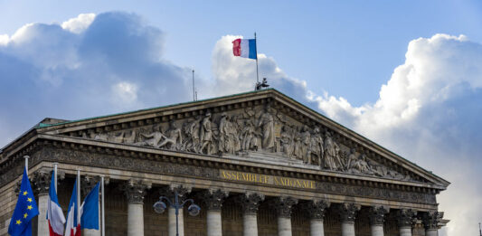 A la tribune de l’Assemblée nationale, ce lundi 4 février 2025, le Premier ministre active le 49-3 pour faire passer le projet de loi de financement de la Sécurité sociale (PLFSS) pour 2025. © 123 RF
