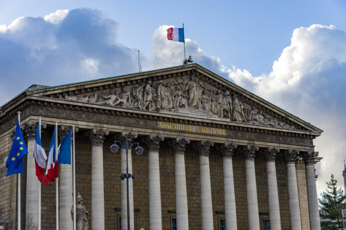 A la tribune de l’Assemblée nationale, ce lundi 4 février 2025, le Premier ministre active le 49-3 pour faire passer le projet de loi de financement de la Sécurité sociale (PLFSS) pour 2025. © 123 RF