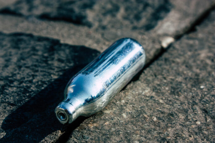 En hausse depuis 2020, le protoxyde d’azote est très en vogue chez les adolescents et jeunes adultes et même chez les femmes enceintes.