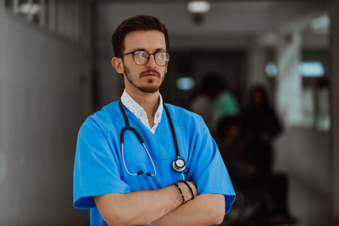 Avec la loi Garot, un jeune praticien ne pourra plus s’installer librement dans une zone déjà suffisamment pourvue en médecins. Sauf à remplacer un confrère qui part à la retraite ou quitte son poste. © 123RF