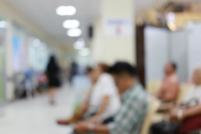 la Défenseure des droits, Claire Hédon, tire la sonnette d’alarme sur les discriminations dans les parcours de soins. © 123RF