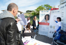 La santé trop souvent négligée par les publics précaires Dépistage des troubles visuels, devant le camion Mutami-UGRM. © Emmanuel Grimault