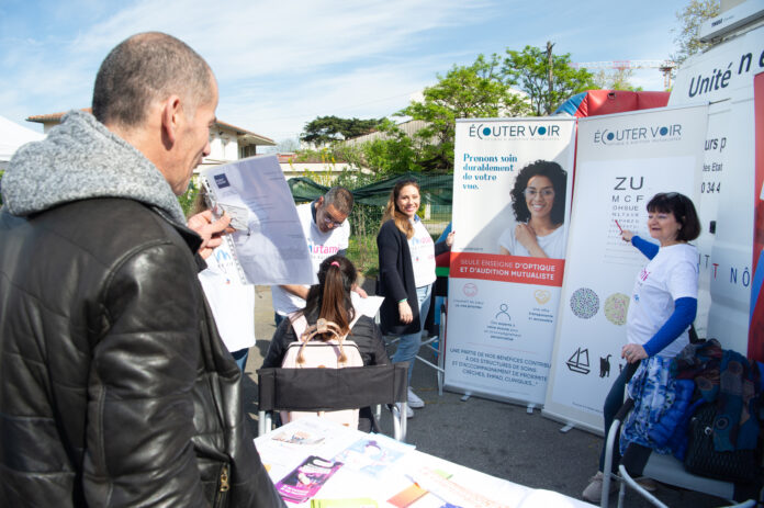 Dépistage des troubles visuels, devant le camion Mutami-UGRM. © Emmanuel Grimault