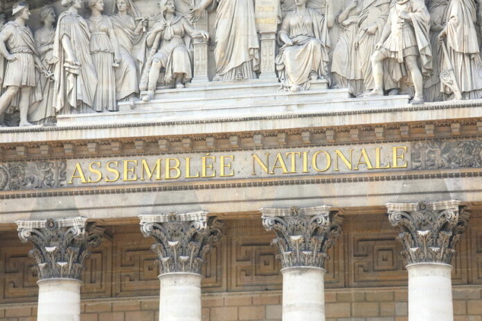 Le 15 juillet 2025, à l’Assemblée nationale, le Premier ministre a présenté un plan d’austérité visant à réaliser 43,8 milliards d’euros d’économies. © 123 RF
