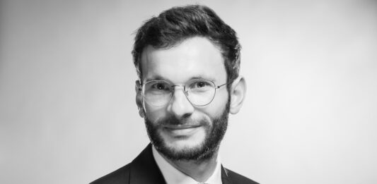 Théo Ducharme, professeur de droit public spécialisé en droit constitutionnel décrypte les conséquences notamment pour le budget de la santé. © DR