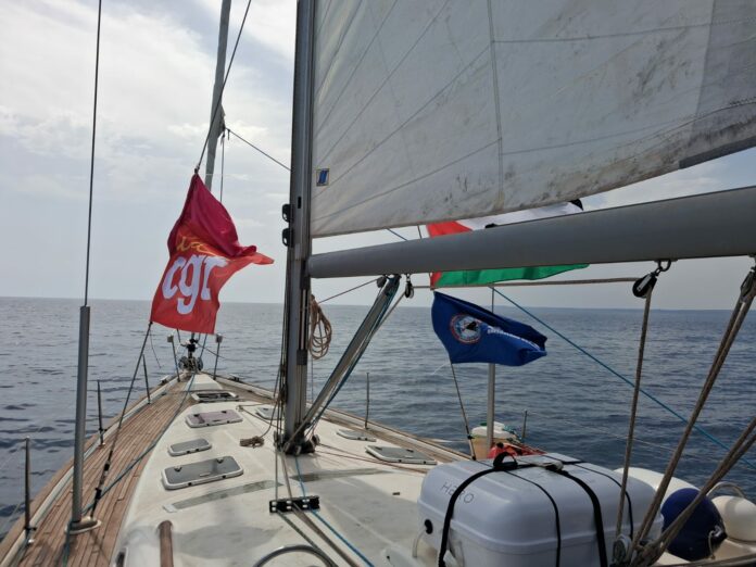 Le Wahoo, où Cédric Caubère est embarqué. Le voilier ne devrait pas tarder à quitter la Sicile pour la Grèce avant de rejoindre Gaza. Crédit photo : DR