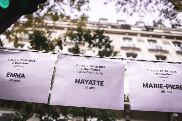 Noms de femmes victimes de féminicides le long du parcours d'une manifestation :107 femmes ont été victimes de féminicides conjugaux en 2024, contre 145 féminicides en 2025.